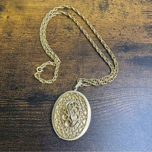 Sarah Coventry 1972 Heirloom Filigree Locket Necklace Gold Tone 24” Chain